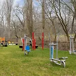 Beautiful Apartment In Krakow With Garden, Air Conditioning, Parking And Desk By Renters Prestige