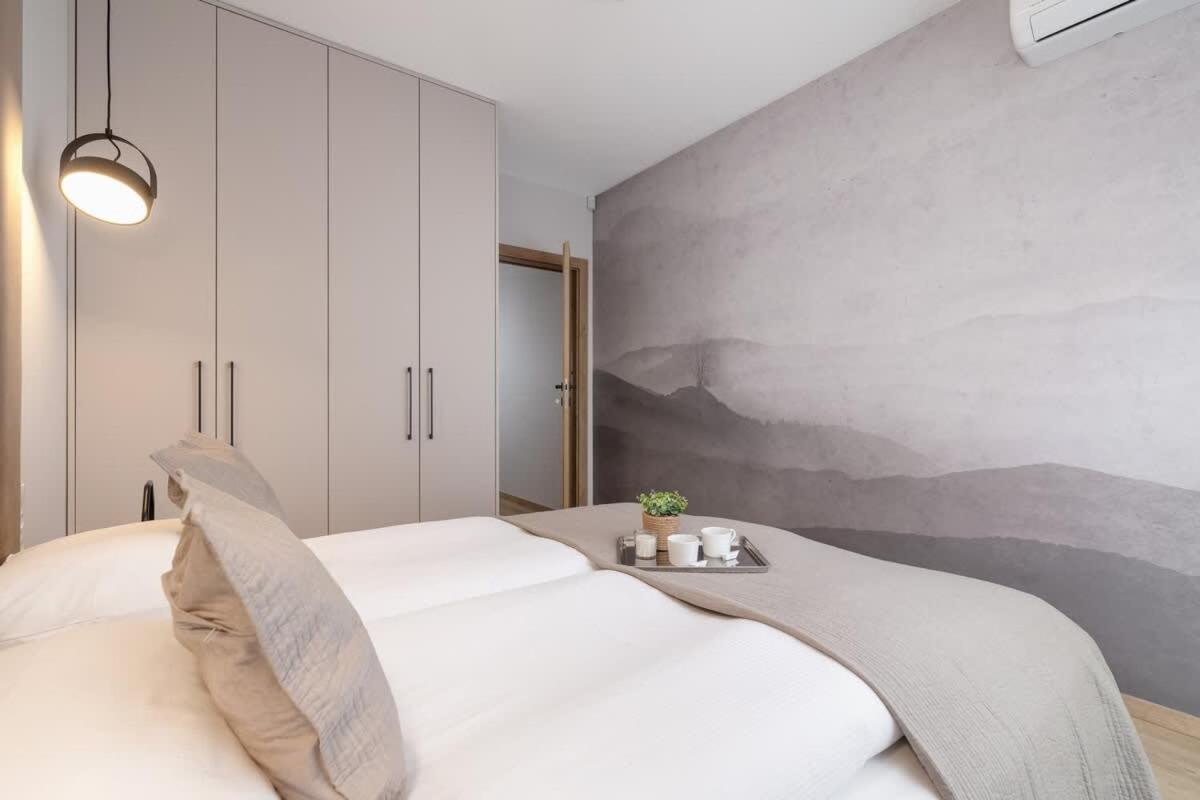 Apartment Beautiful In With Garden, Air Conditioning, Parking And Desk By Renters Prestige Krakau
