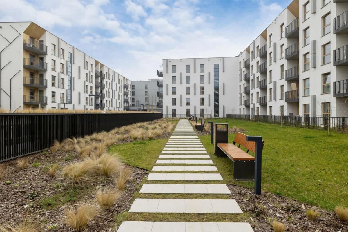 Beautiful In With Garden, Air Conditioning, Parking And Desk By Renters Prestige *