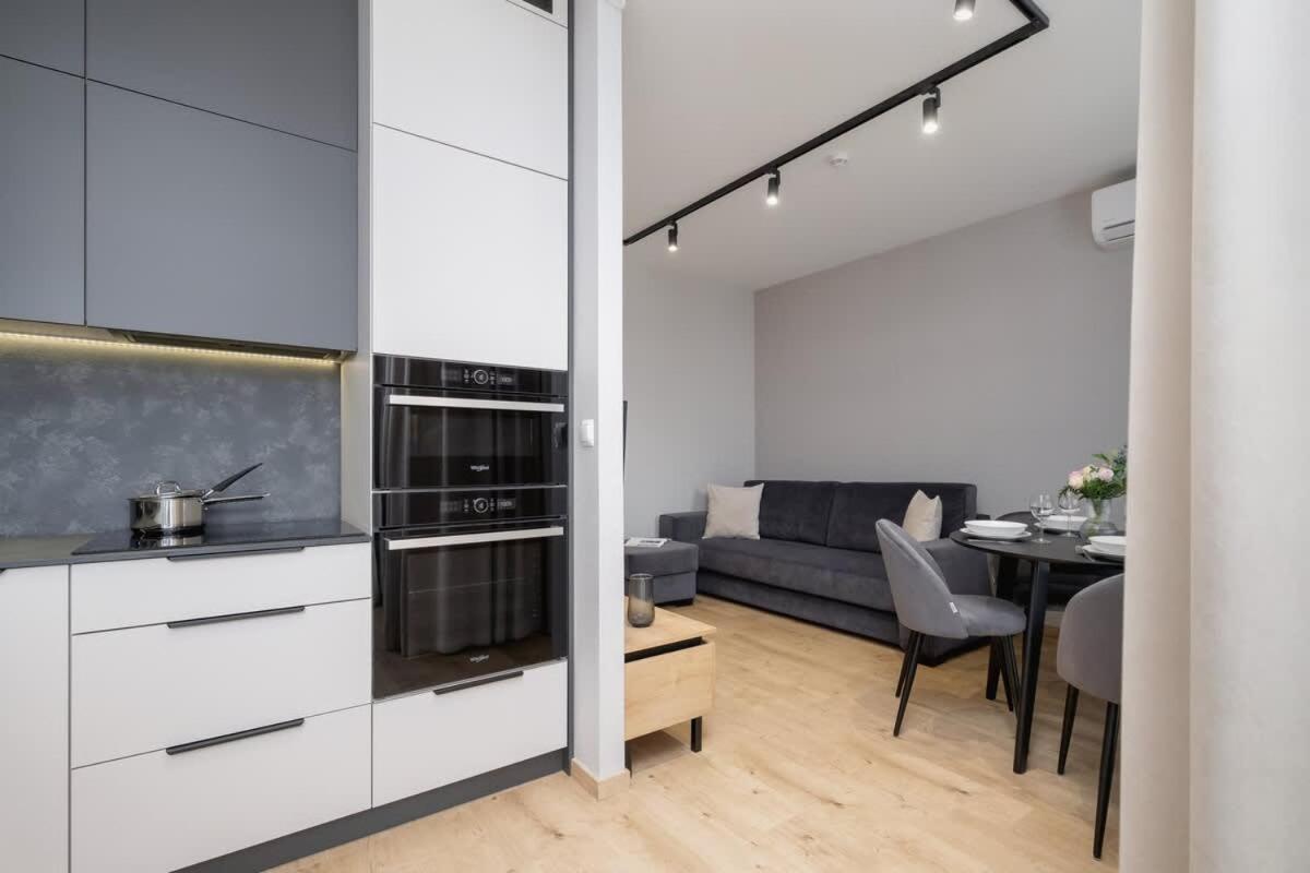 Beautiful In With Garden, Air Conditioning, Parking And Desk By Renters Prestige Krakau