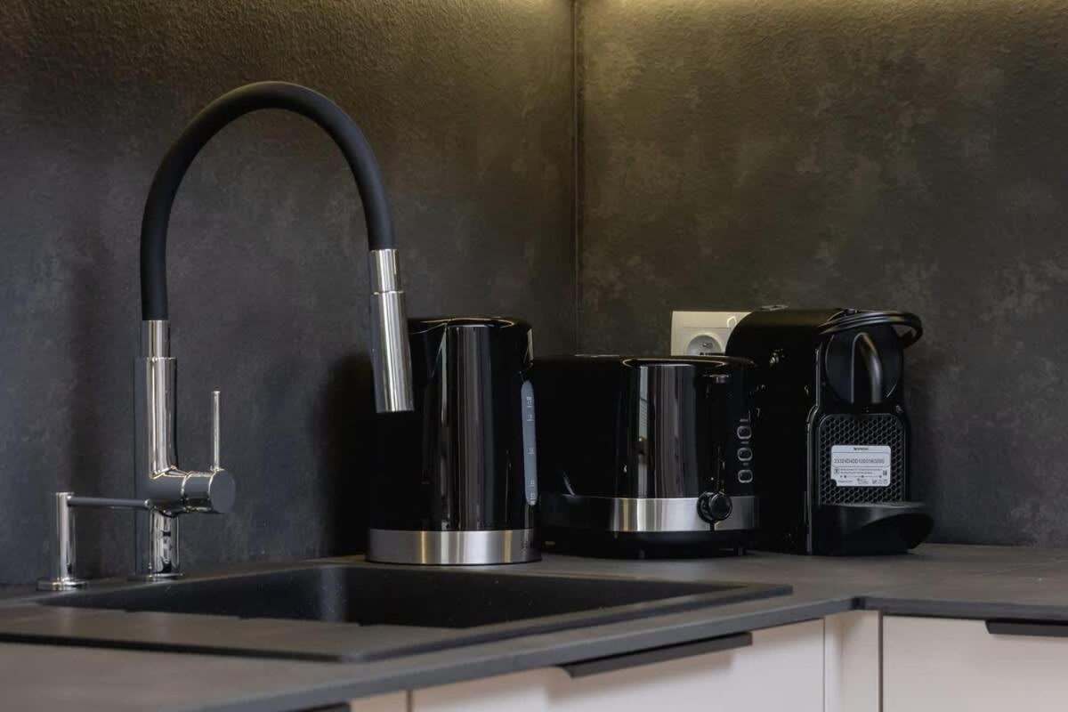 Beautiful In With Garden, Air Conditioning, Parking And Desk By Renters Prestige Apartment *