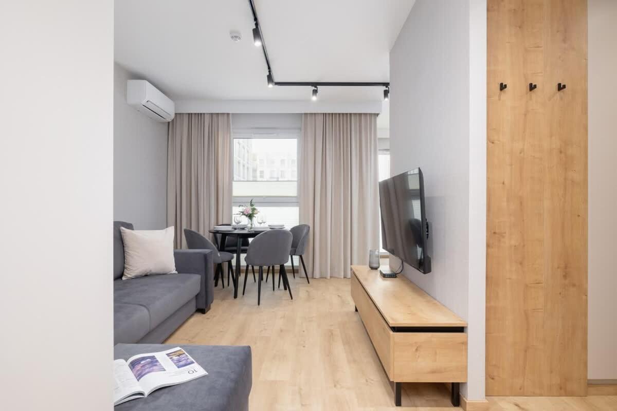 Beautiful In With Garden, Air Conditioning, Parking And Desk By Renters Prestige Krakau