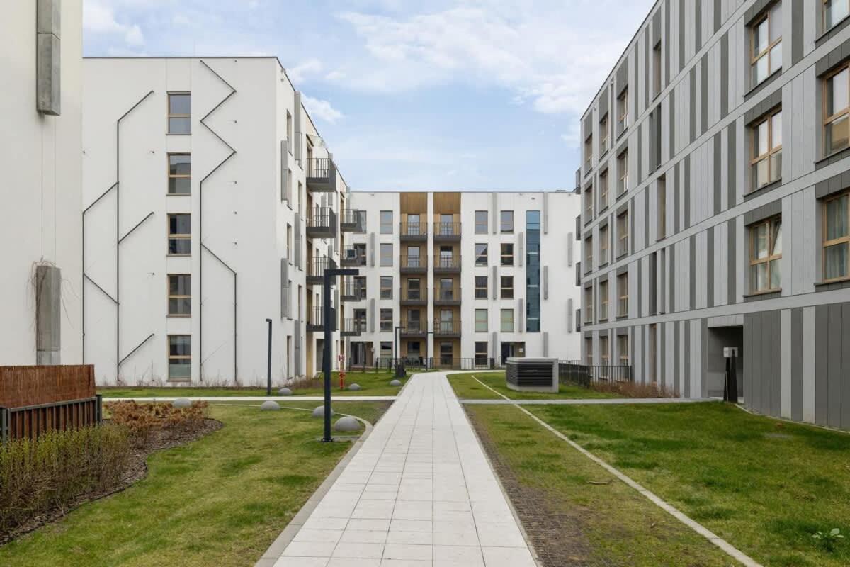 Beautiful In With Garden, Air Conditioning, Parking And Desk By Renters Prestige
