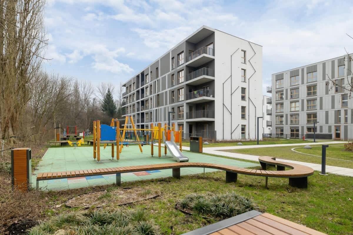 Beautiful In With Garden, Air Conditioning, Parking And Desk By Renters Prestige Apartment