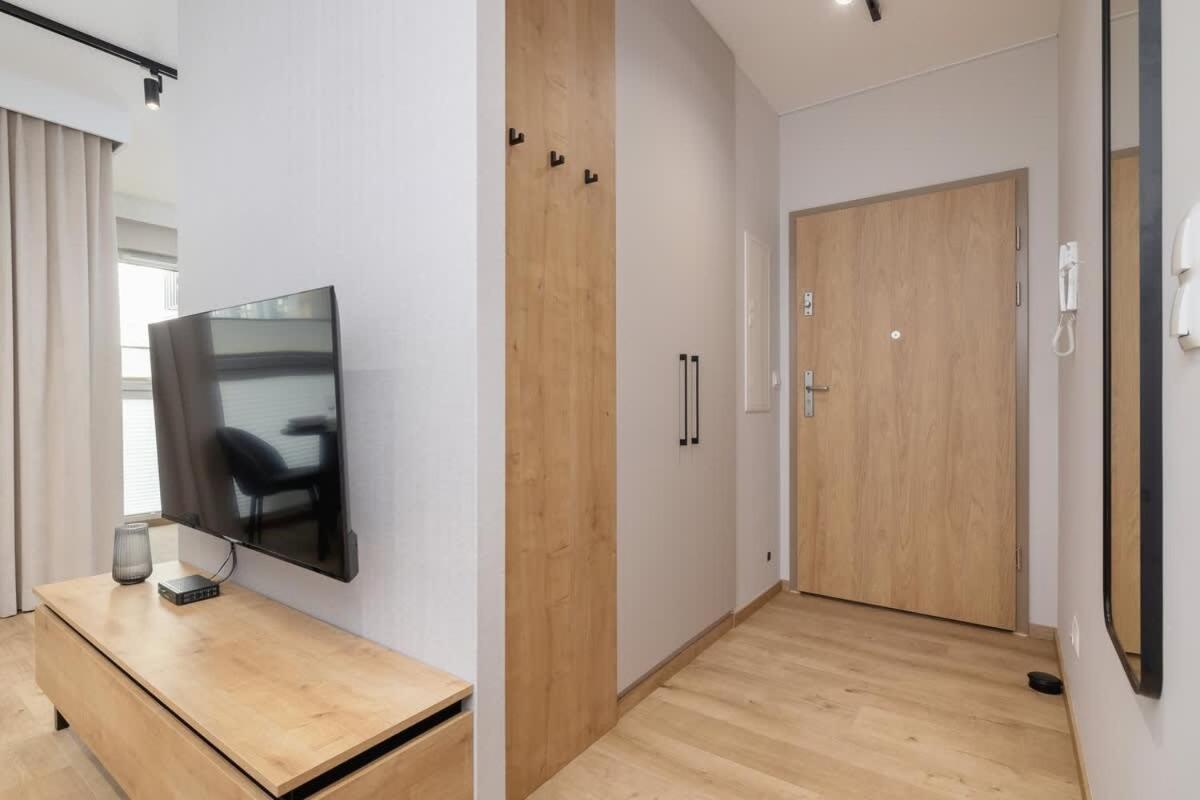 Beautiful In With Garden, Air Conditioning, Parking And Desk By Renters Prestige *
