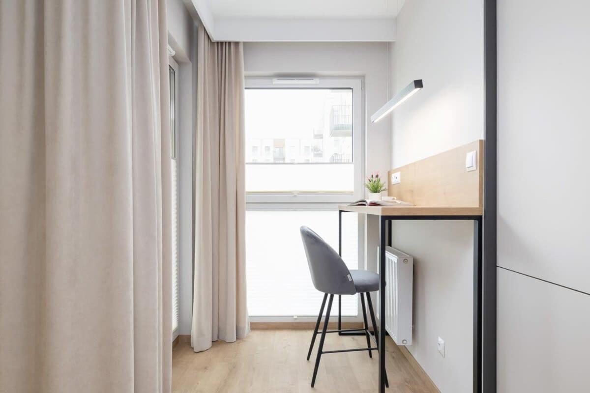 Beautiful In With Garden, Air Conditioning, Parking And Desk By Renters Prestige Krakau