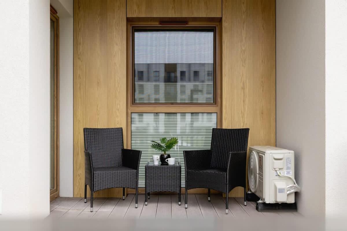 Beautiful In With Garden, Air Conditioning, Parking And Desk By Renters Prestige