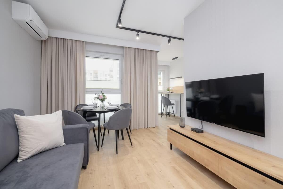 Apartment Beautiful In With Garden, Air Conditioning, Parking And Desk By Renters Prestige *
