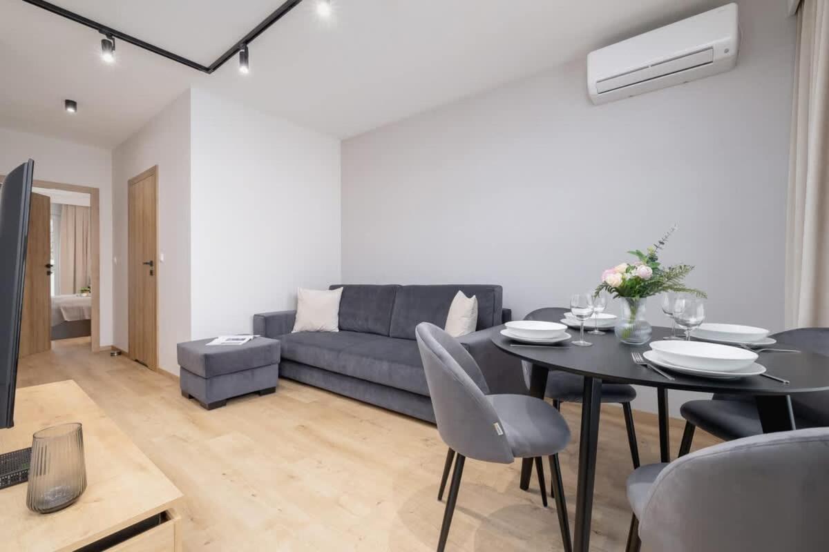 Beautiful In With Garden, Air Conditioning, Parking And Desk By Renters Prestige *