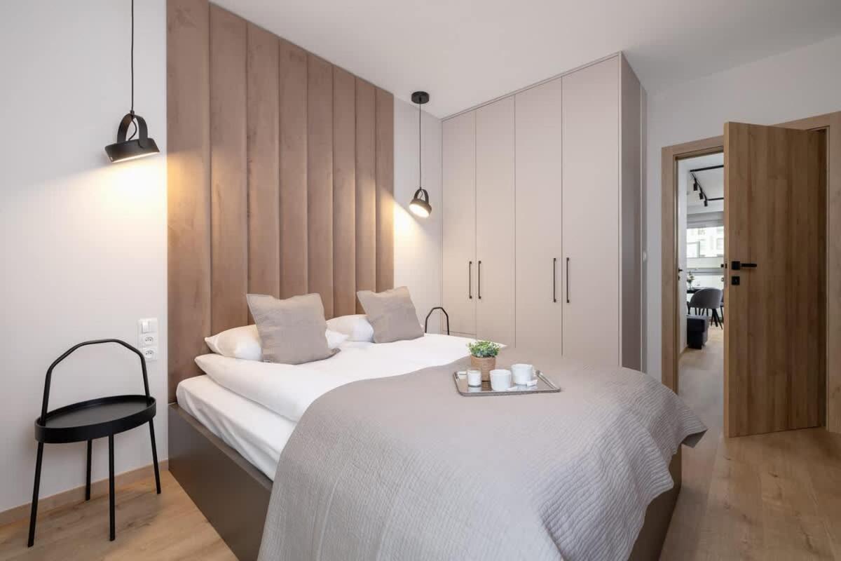 Beautiful In With Garden, Air Conditioning, Parking And Desk By Renters Prestige Krakau