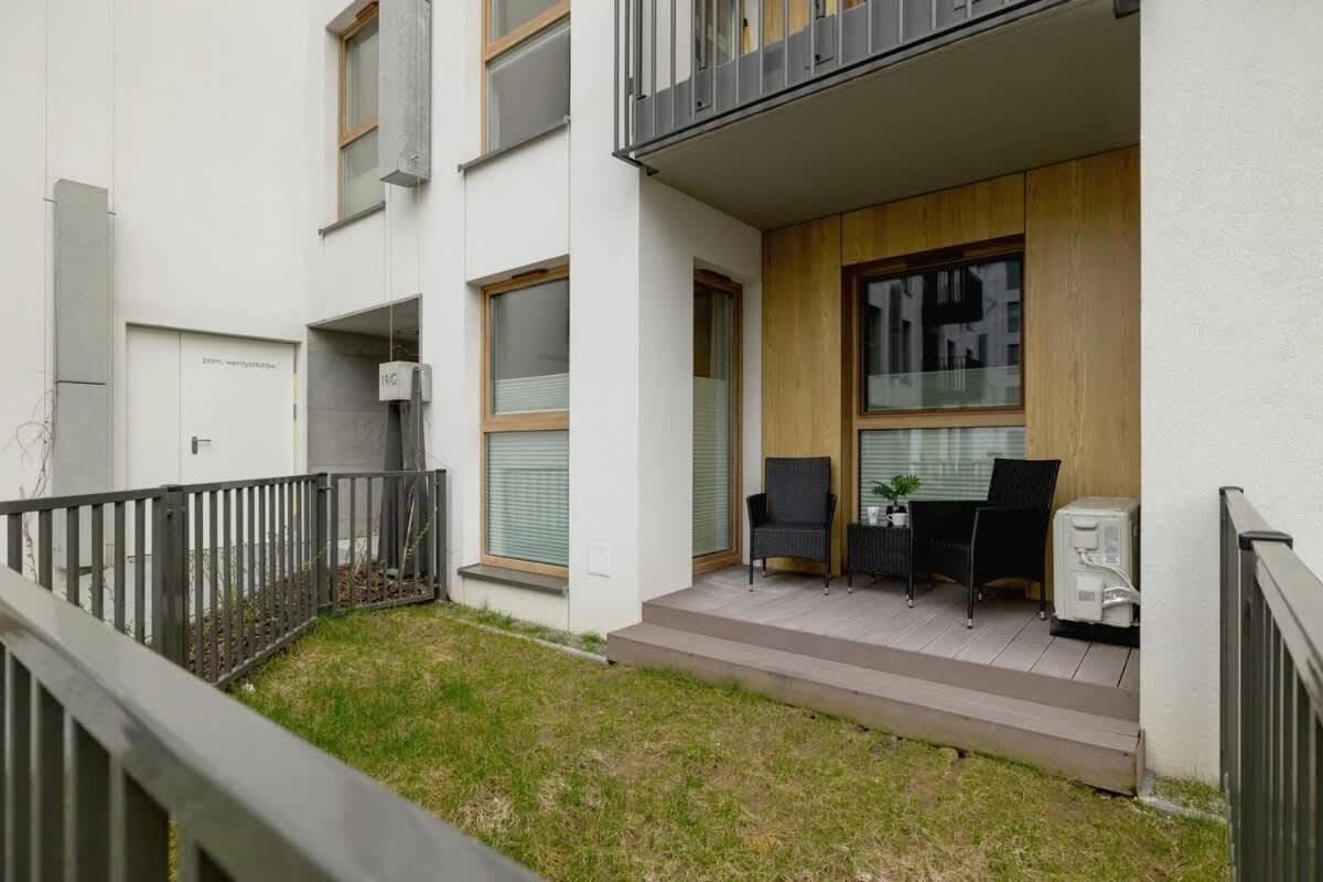 Beautiful In With Garden, Air Conditioning, Parking And Desk By Renters Prestige Apartment