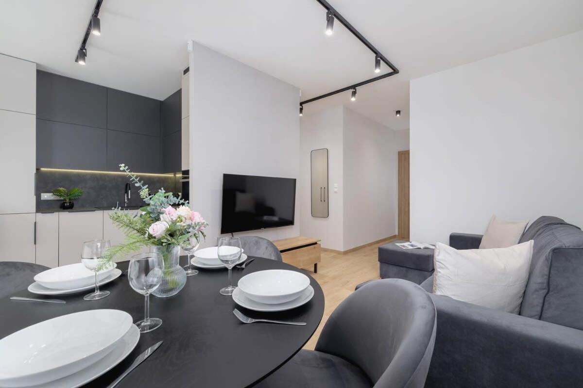 Apartment Beautiful In With Garden, Air Conditioning, Parking And Desk By Renters Prestige *