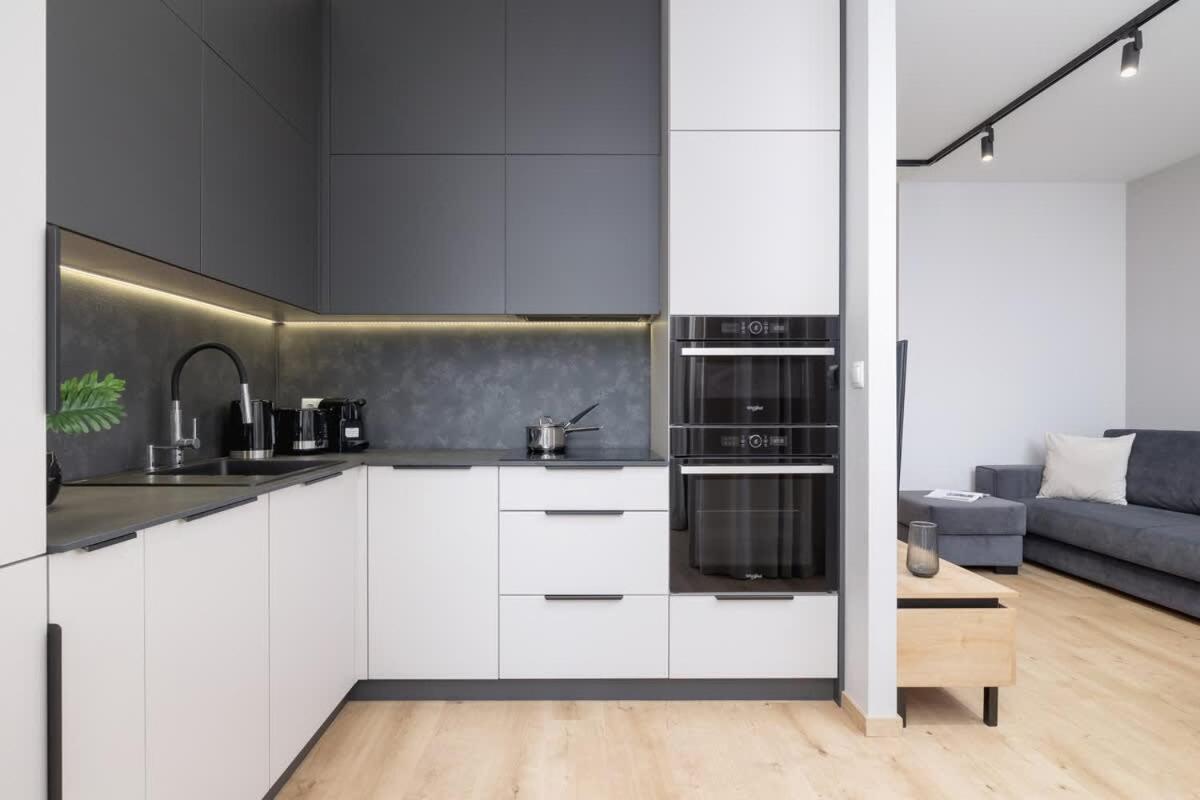 Beautiful In With Garden, Air Conditioning, Parking And Desk By Renters Prestige *