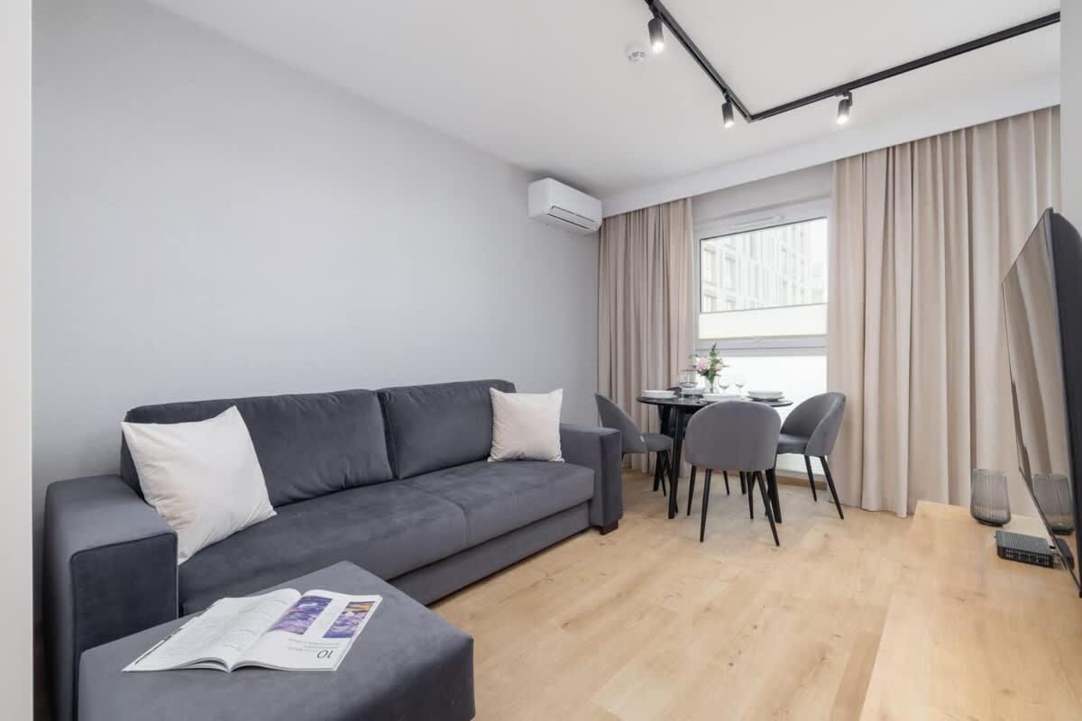 Beautiful In With Garden, Air Conditioning, Parking And Desk By Renters Prestige Krakau