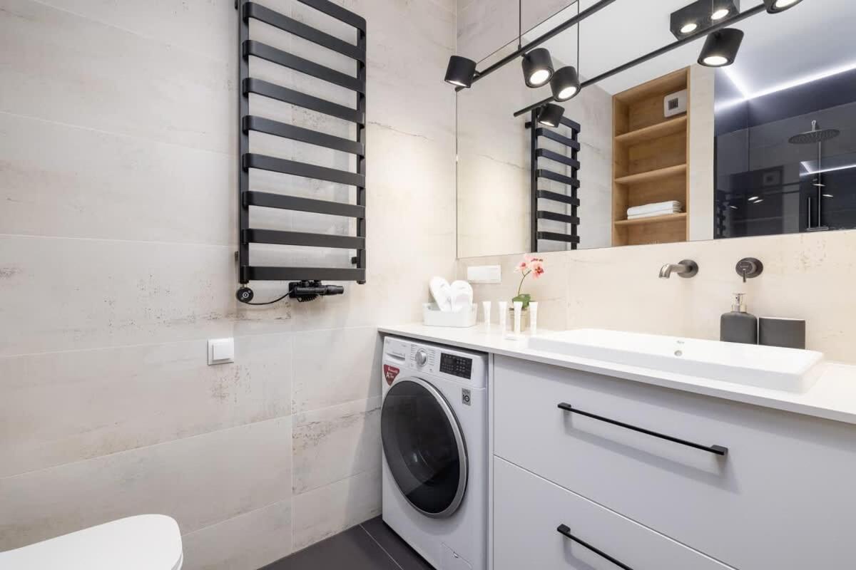 Beautiful In With Garden, Air Conditioning, Parking And Desk By Renters Prestige * Krakau